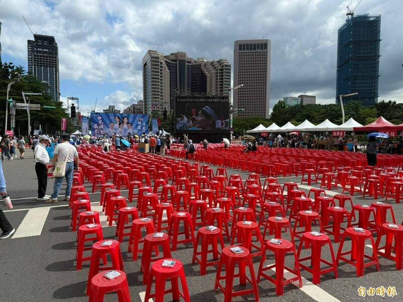 國民黨今下午於市府路舉辦反罷大宣講,現場人數零星。(記者甘孟霖攝) 國民黨今下午於市府路舉辦反罷大宣講,現場人數零星。(記者甘孟霖攝)