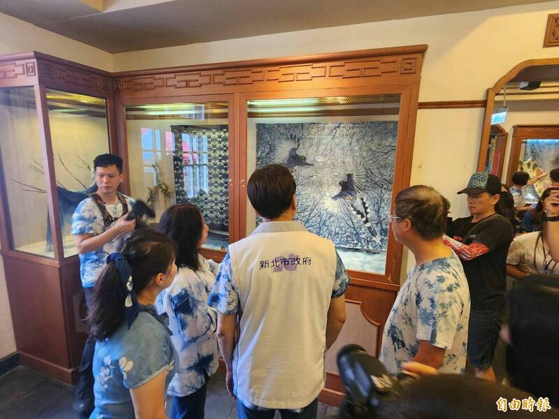 三峽藍染節活動期間,歷史文物館也同步規劃「三峽藍染節特展」,展出藍染職人精湛作品。(記者翁聿煌攝) 三峽藍染節活動期間,歷史文物館也同步規劃「三峽藍染節特展」,展出藍染職人精湛作品。(記者翁聿煌攝)