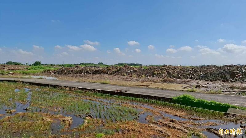 民雄鄉第11公墓規劃改設光電板。(記者林宜樟攝) 民雄鄉第11公墓規劃改設光電板。(記者林宜樟攝)