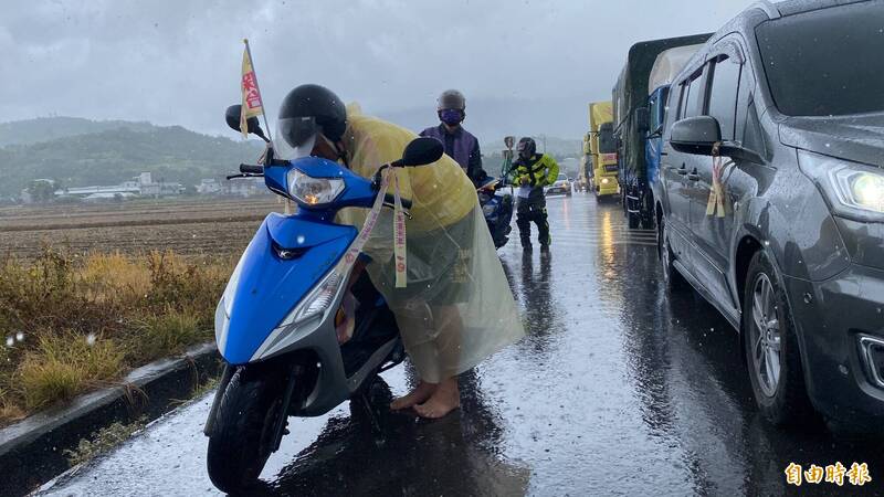 風雨太大,騎士赤著腳也要跟著宣揚自己相信的理念。(記者劉人瑋攝) 風雨太大,騎士赤著腳也要跟著宣揚自己相信的理念。(記者劉人瑋攝)
