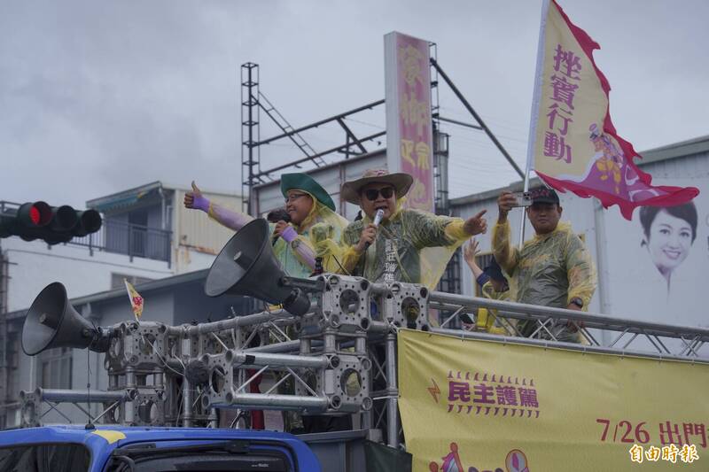 立委莊瑞雄(中)呼籲大家26日出來投下同意票。(記者劉人瑋攝) 立委莊瑞雄(中)呼籲大家26日出來投下同意票。(記者劉人瑋攝)