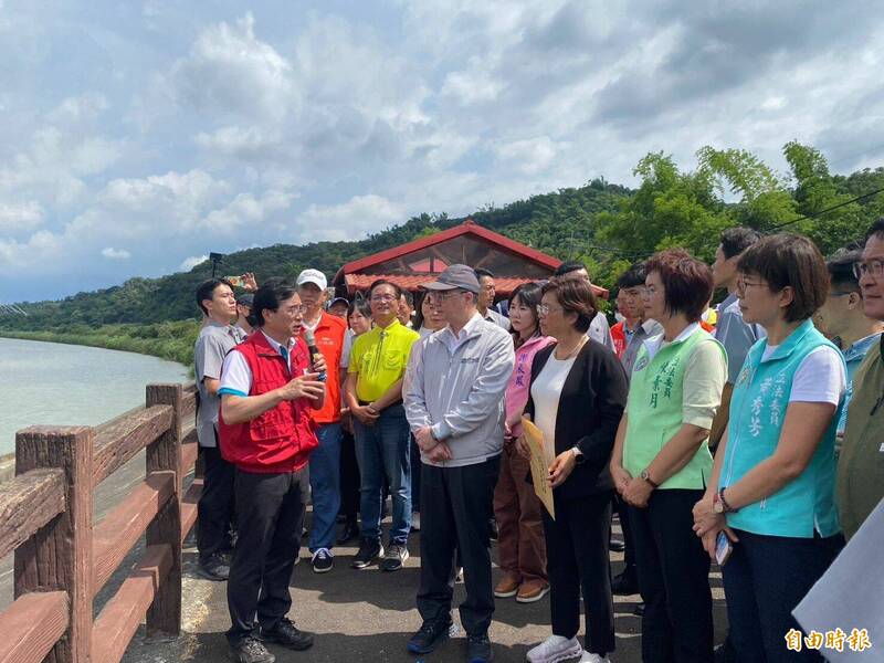 行政院長卓榮泰（左4）今天下午前往彰化縣芬園鄉溪頭村現勘貓羅溪堤防整治工程，聽取水利署簡報說明，強調中央會全力支援地方防災整備。（記者張聰秋攝）
