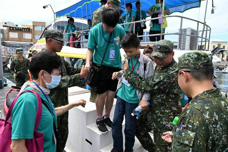 軍方派員協助高雄唐氏症歡喜協會,在虎井下船。(馬公市公所提供) 軍方派員協助高雄唐氏症歡喜協會,在虎井下船。(馬公市公所提供)