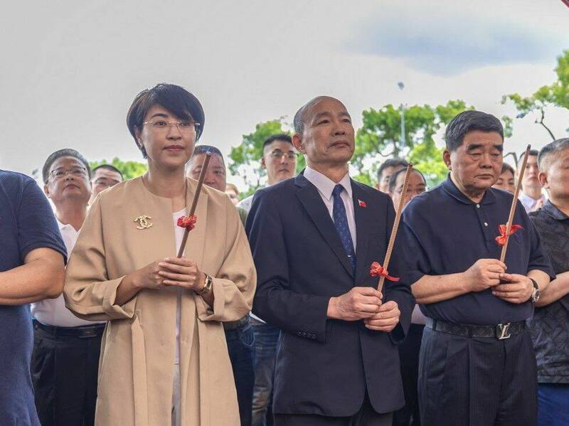 立法院長韓國瑜(左2)在南投縣長許淑華(左1)陪同下到南投草屯鎮出席城隍聯誼大會師。(南投縣政府提供) 立法院長韓國瑜(左2)在南投縣長許淑華(左1)陪同下到南投草屯鎮出席城隍聯誼大會師。(南投縣政府提供)