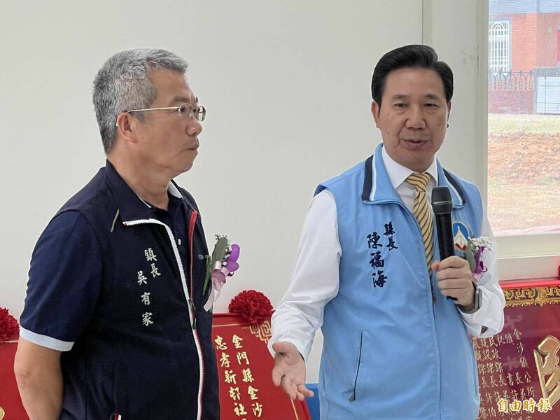金門縣金沙鎮忠孝新邨社區活動中心啟用典禮縣長陳福海(右)說,有不合理的地方就要改善,像是活動中心現場放了一個大電箱,很不合理,鎮長吳有家(左)可能要記申誡一次。(記者吳正庭攝) 金門縣金沙鎮忠孝新邨社區活動中心啟用典禮縣長陳福海(右)說,有不合理的地方就要改善,像是活動中心現場放了一個大電箱,很不合理,鎮長吳有家(左)可能要記申誡一次。(記者吳正庭攝)