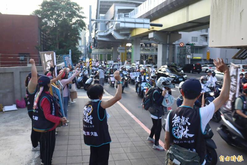 新北市罷團集結上百輛機車在市區遊行,並前往台北市參加反共護台晚會。(記者翁聿煌攝) 新北市罷團集結上百輛機車在市區遊行,並前往台北市參加反共護台晚會。(記者翁聿煌攝)