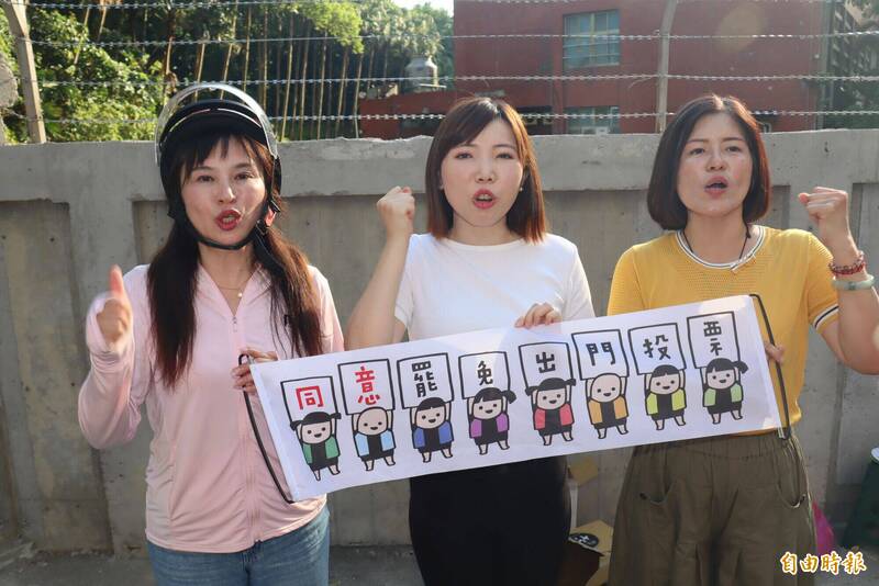 新北市民進黨議員張嘉玲(左起)、張維倩和許昭興均到場參與罷團活動。(記者翁聿煌攝) 新北市民進黨議員張嘉玲(左起)、張維倩和許昭興均到場參與罷團活動。(記者翁聿煌攝)