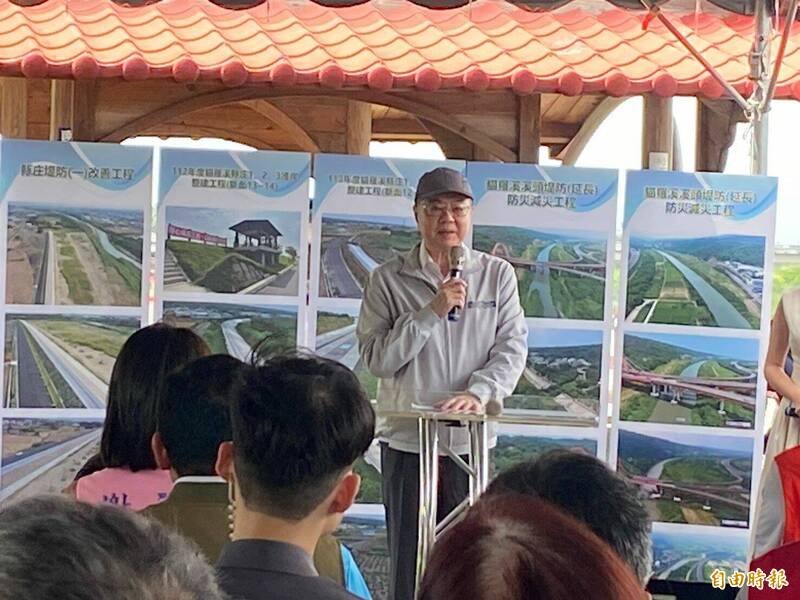 行政院長卓榮泰今在多位中央、地方民代陪同下,視察貓羅溪溪頭段堤防現況,聽取水利署簡報整治規劃。(記者張聰秋攝) 行政院長卓榮泰今在多位中央、地方民代陪同下,視察貓羅溪溪頭段堤防現況,聽取水利署簡報整治規劃。(記者張聰秋攝)