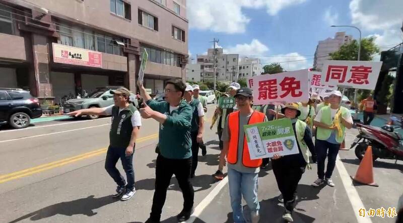 雲林罷團展開雲海大車掃,立委賴瑞隆等人前來助陣。(記者李文德攝) 雲林罷團展開雲海大車掃,立委賴瑞隆等人前來助陣。(記者李文德攝)