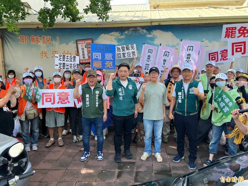 雲林罷團展開雲海大車掃,立委賴瑞隆(前左2)等人前來助陣。(記者李文德攝) 雲林罷團展開雲海大車掃,立委賴瑞隆(前左2)等人前來助陣。(記者李文德攝)