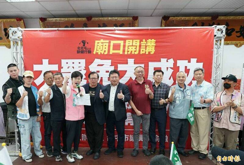 陳俞融舉辦「反共護台.守護民主」廟口開講,知名法醫高大成等人呼籲投票同意罷免。(記者蔡淑媛攝) 陳俞融舉辦「反共護台.守護民主」廟口開講,知名法醫高大成等人呼籲投票同意罷免。(記者蔡淑媛攝)
