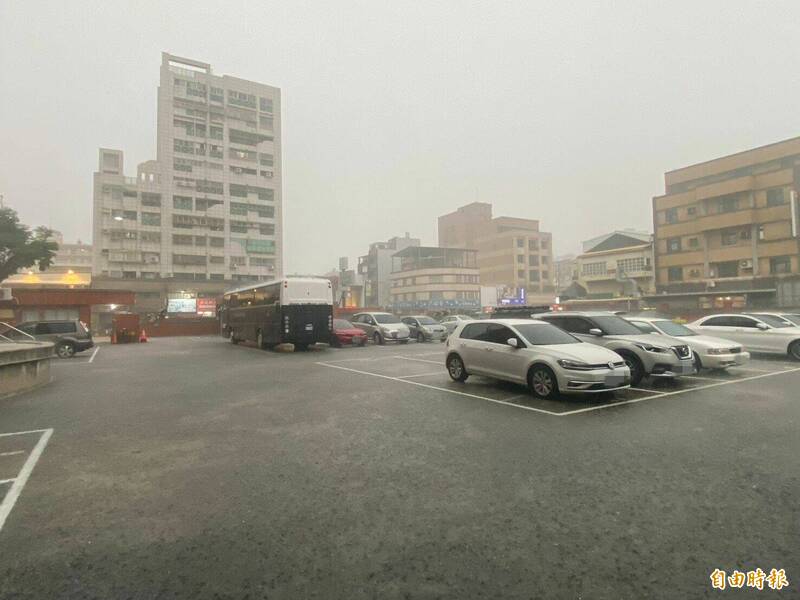 今天晚上6點左右彰化市下起暴雨,雨勢很大。(記者張聰秋攝) 今天晚上6點左右彰化市下起暴雨,雨勢很大。(記者張聰秋攝)