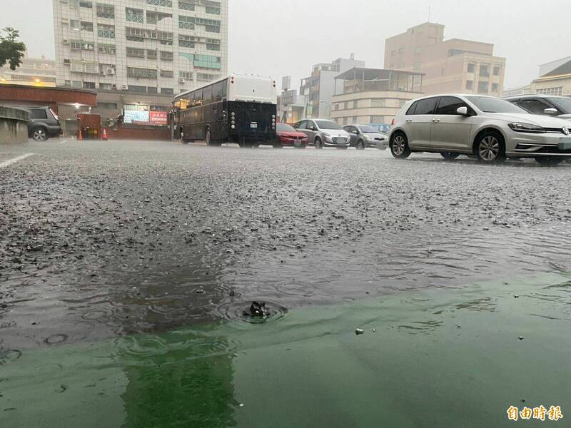 暴雨不到10分鐘,彰化縣警察局停車場已積水。(記者張聰秋攝) 暴雨不到10分鐘,彰化縣警察局停車場已積水。(記者張聰秋攝)