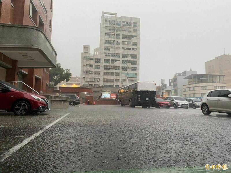 颱風還沒登陸,但今晚彰化地區大雨狂瀉,來得快又猛。(記者張聰秋攝) 颱風還沒登陸,但今晚彰化地區大雨狂瀉,來得快又猛。(記者張聰秋攝)