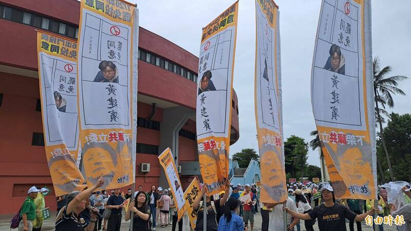 護國大遶境今天在台東體育館集結後徒步掃街。(記者黃明堂攝) 護國大遶境今天在台東體育館集結後徒步掃街。(記者黃明堂攝)