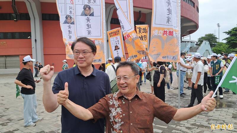 前立委賴坤成(右)加入護國大遶境,與民進黨秘書長林右昌一起呼籲罷免黃建賓投同意票。(記者黃明堂攝) 前立委賴坤成(右)加入護國大遶境,與民進黨秘書長林右昌一起呼籲罷免黃建賓投同意票。(記者黃明堂攝)