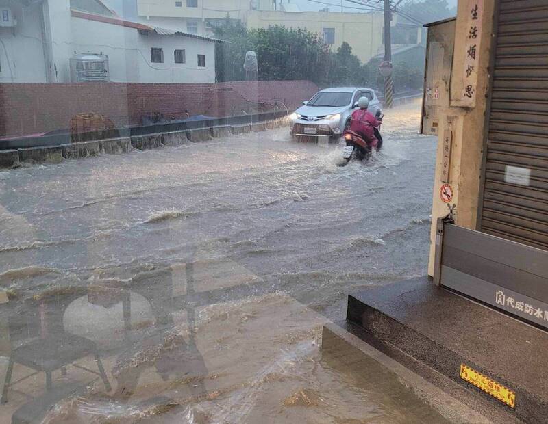 今晚彰化突超大雷雨,花壇鄉彰員路淹大水。(民眾提供) 今晚彰化突超大雷雨,花壇鄉彰員路淹大水。(民眾提供)