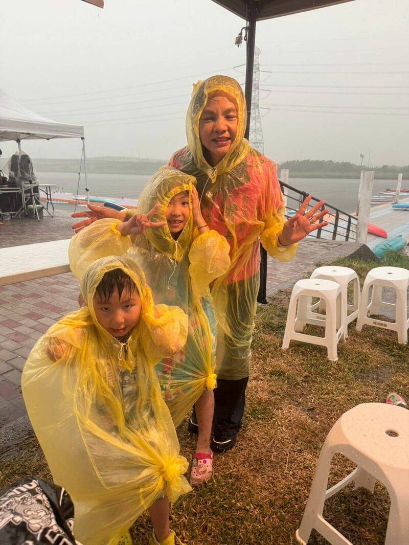 縣議員賴清美與小朋友躲在帳篷內避雨。(賴清美提供) 縣議員賴清美與小朋友躲在帳篷內避雨。(賴清美提供)