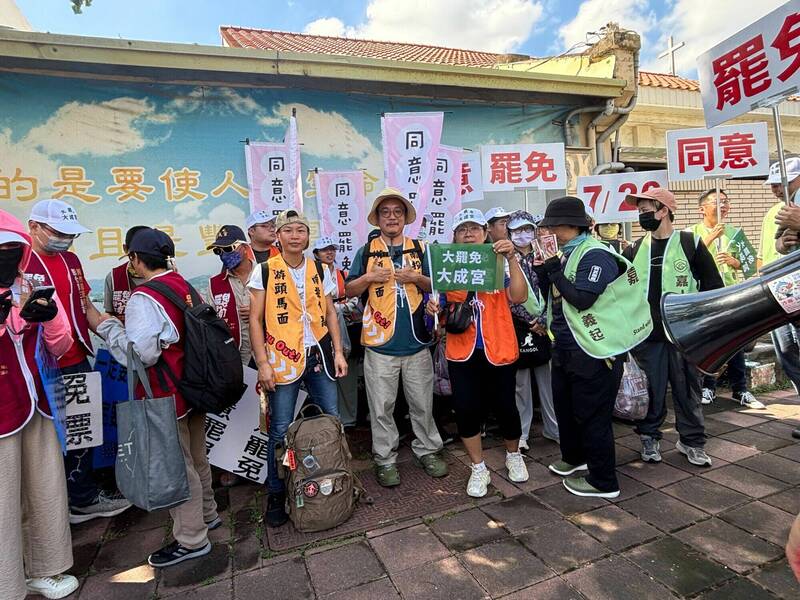 南投罷團為感謝外縣市志工在連署時大力奧援,特別到雲林縣參與罷免立委丁學忠的「拔釘」行動車掃。(「去游除垢」罷團提供) 南投罷團為感謝外縣市志工在連署時大力奧援,特別到雲林縣參與罷免立委丁學忠的「拔釘」行動車掃。(「去游除垢」罷團提供)