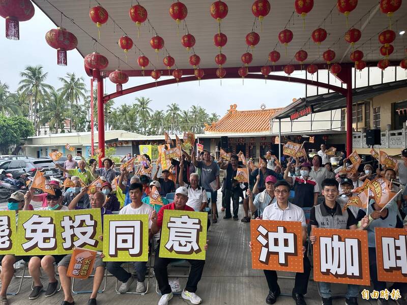 民進黨立委鍾佳濱民主開講,呼籲鄉親電話催票,請罷區選民罷免投同意。(記者羅欣貞攝) 民進黨立委鍾佳濱民主開講,呼籲鄉親電話催票,請罷區選民罷免投同意。(記者羅欣貞攝)