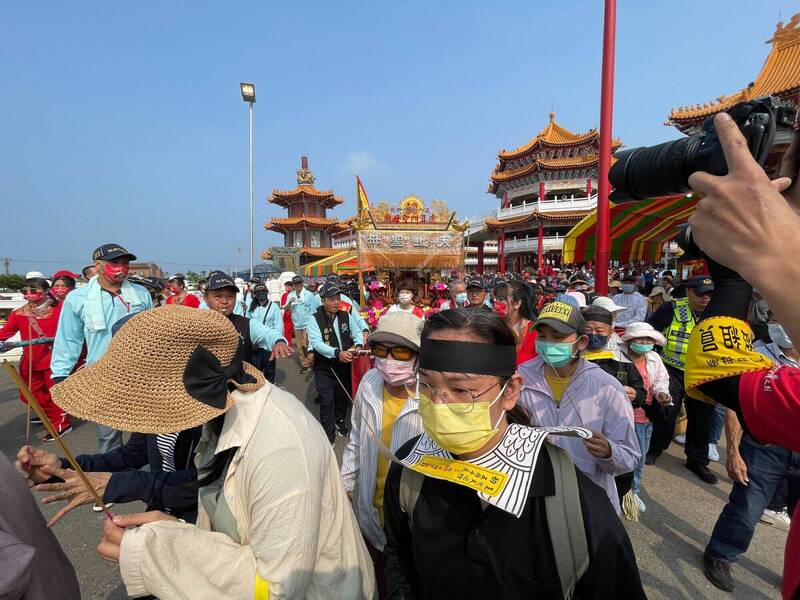 各宮廟「枷」的呈現形式不盡相同,圖為土城香夯枷解厄的盛況。(謝奇峰提供) 各宮廟「枷」的呈現形式不盡相同,圖為土城香夯枷解厄的盛況。(謝奇峰提供)