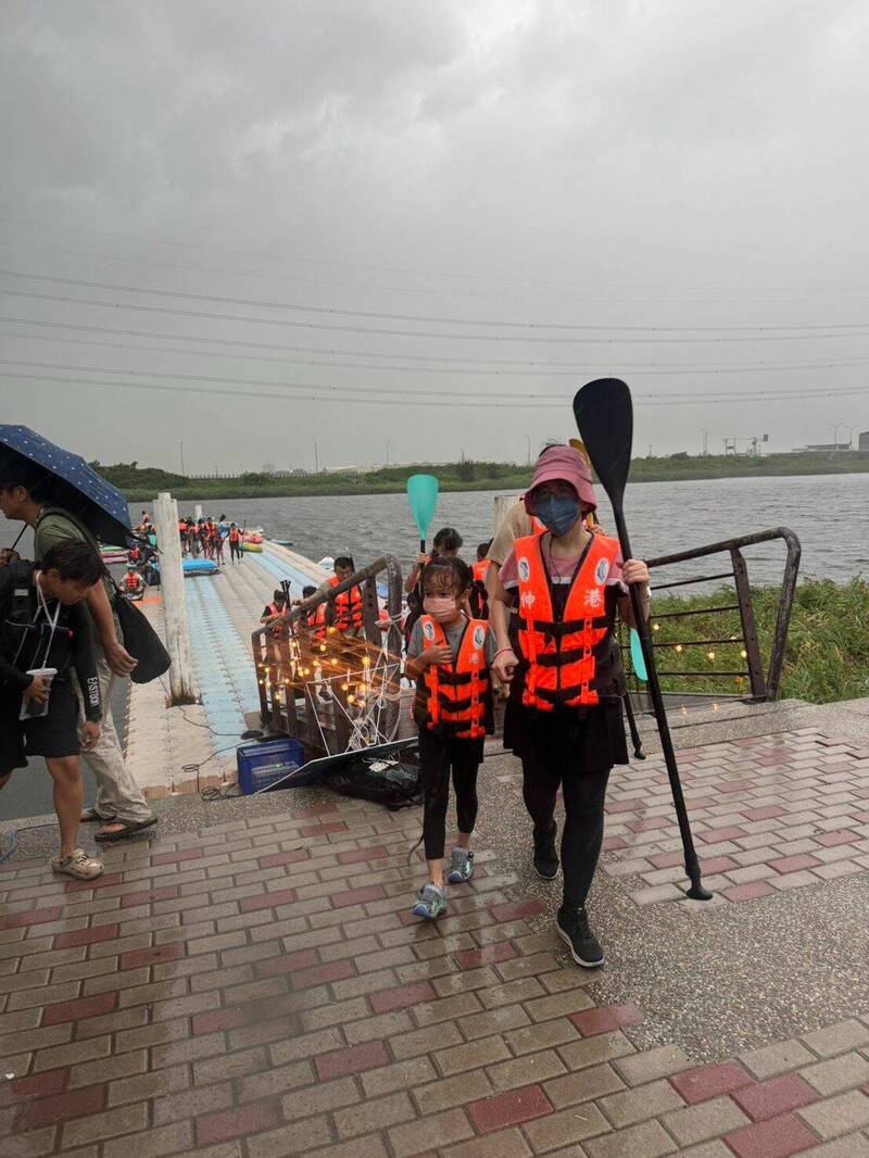 傍晚下大雨不少人趕緊上岸。(賴清美提供) 傍晚下大雨不少人趕緊上岸。(賴清美提供)