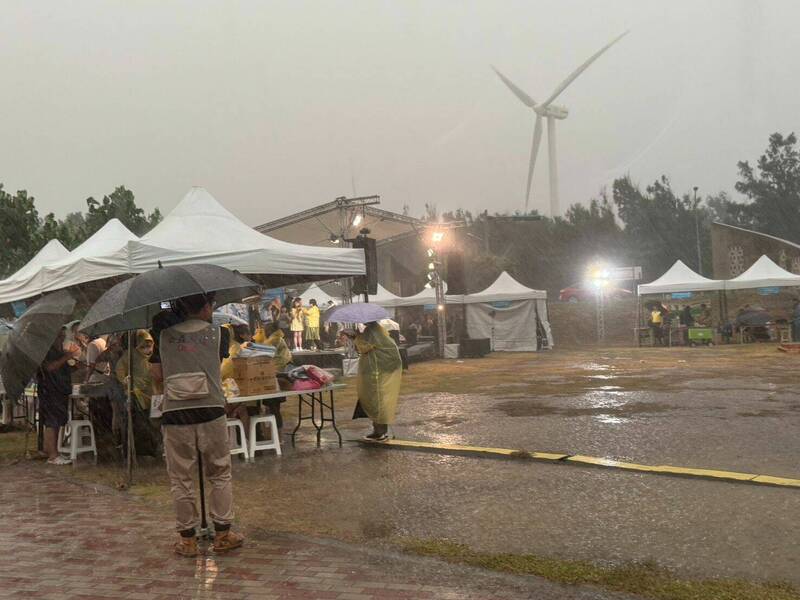 傍晚突降超大雷雨,不少人躲在帳篷避雨。(賴清美提供) 傍晚突降超大雷雨,不少人躲在帳篷避雨。(賴清美提供)