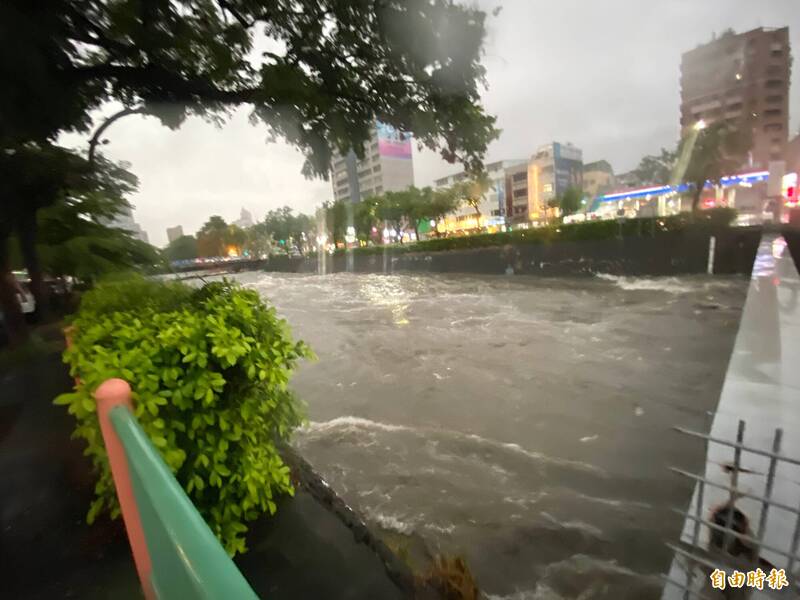向上路麻園頭溪水位高漲。(記者黃旭磊攝) 向上路麻園頭溪水位高漲。(記者黃旭磊攝)