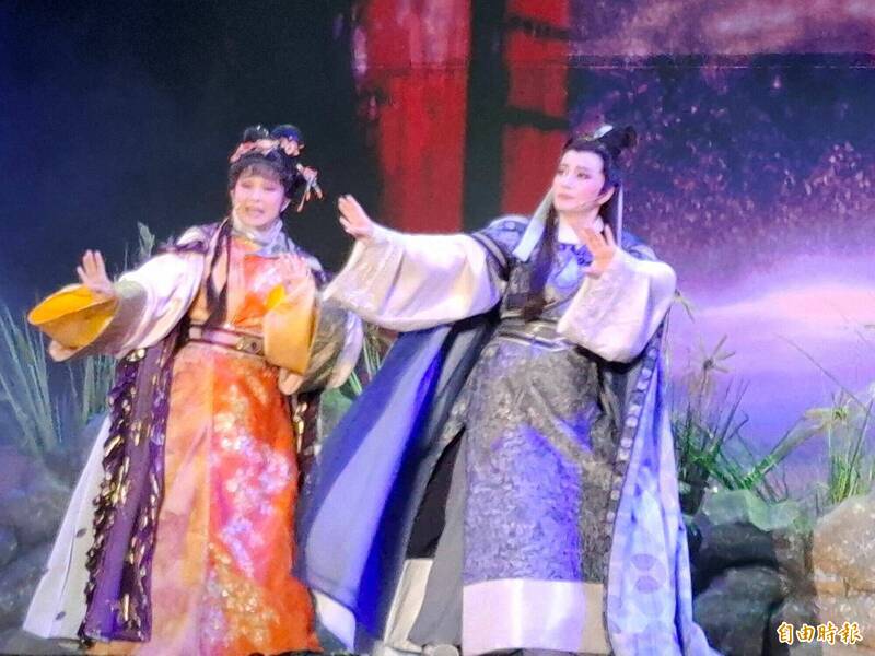 唐美雲歌仔戲團到澎湖演出劇場星光版《孟婆客棧:世紀婚禮》。(記者劉禹慶攝) 唐美雲歌仔戲團到澎湖演出劇場星光版《孟婆客棧:世紀婚禮》。(記者劉禹慶攝)