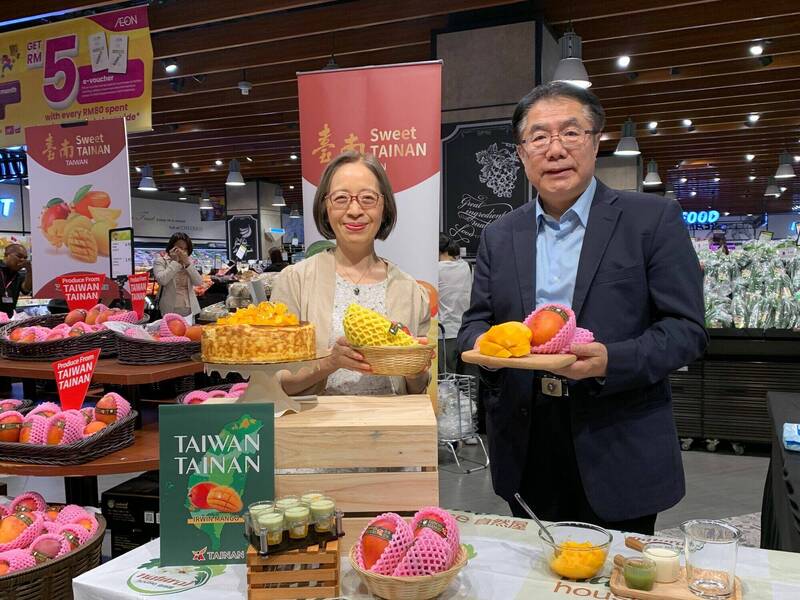 駐馬來西亞代表葉非比(左)特地到會場與台南市長黃偉哲(右)一起支持台南芒果宣傳活動。(圖由台南市府提供) 駐馬來西亞代表葉非比(左)特地到會場與台南市長黃偉哲(右)一起支持台南芒果宣傳活動。(圖由台南市府提供)