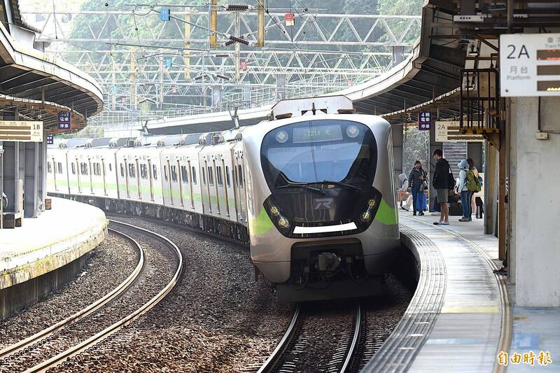 7/6中午12時以前全線列車正常行駛,12時之後視風雨狀況而定。(記者吳亮儀攝) 7/6中午12時以前全線列車正常行駛,12時之後視風雨狀況而定。(記者吳亮儀攝)