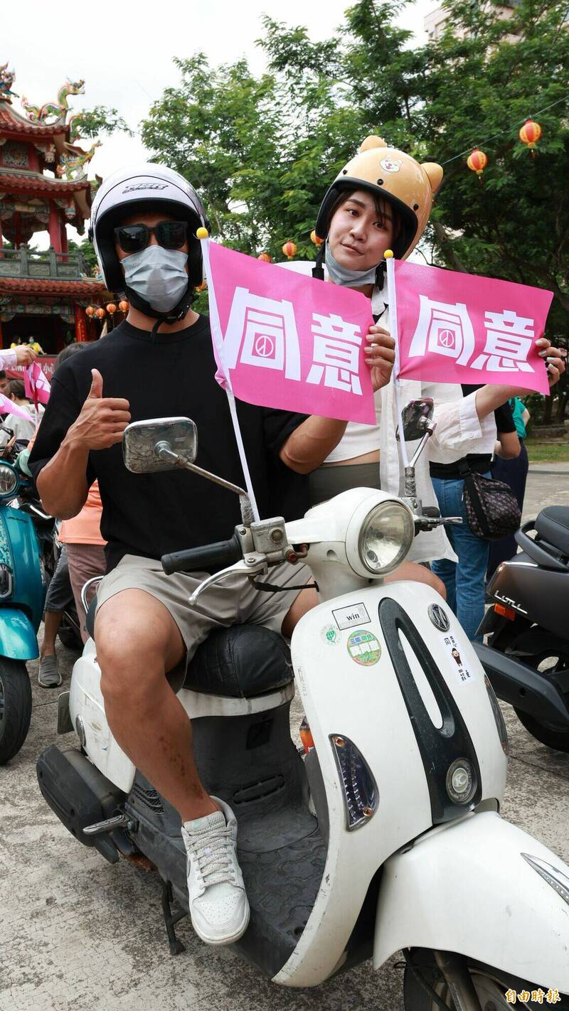 桃園市潘小姐與先生共騎機車參與遊行。(記者黃政嘉攝) 桃園市潘小姐與先生共騎機車參與遊行。(記者黃政嘉攝)