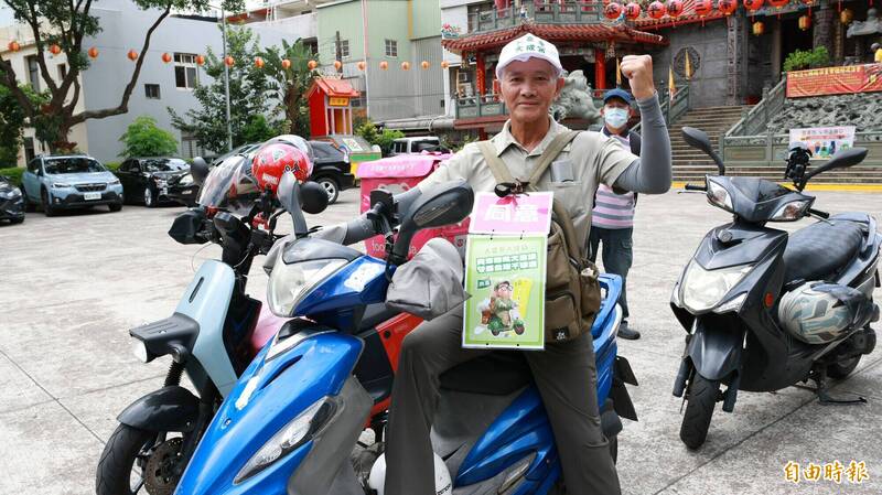 66歲陳先生因連署罷免陳玉珍案未過,特地全程參與車隊掃街,力挺大罷免。(記者黃政嘉攝) 66歲陳先生因連署罷免陳玉珍案未過,特地全程參與車隊掃街,力挺大罷免。(記者黃政嘉攝)