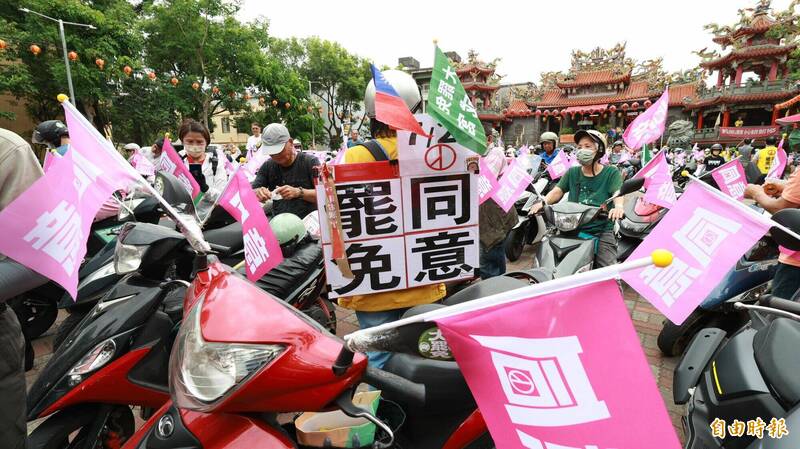 桃五「罷呂清玲」志工背著背包,插著自製同意罷免大字版,格外顯眼。(記者黃政嘉攝) 桃五「罷呂清玲」志工背著背包,插著自製同意罷免大字版,格外顯眼。(記者黃政嘉攝)