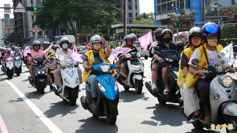 罷免魯明哲團隊多位志工穿團隊黃色背心,閃亮亮騎車宣傳。(記者黃政嘉攝) 罷免魯明哲團隊多位志工穿團隊黃色背心,閃亮亮騎車宣傳。(記者黃政嘉攝)