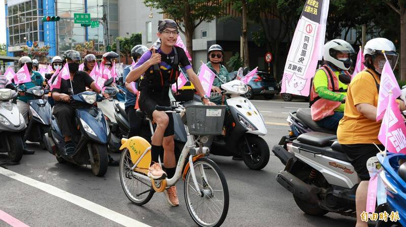 年輕支持者直接騎YouBike單車,一同掃街響應。(記者黃政嘉攝) 年輕支持者直接騎YouBike單車,一同掃街響應。(記者黃政嘉攝)