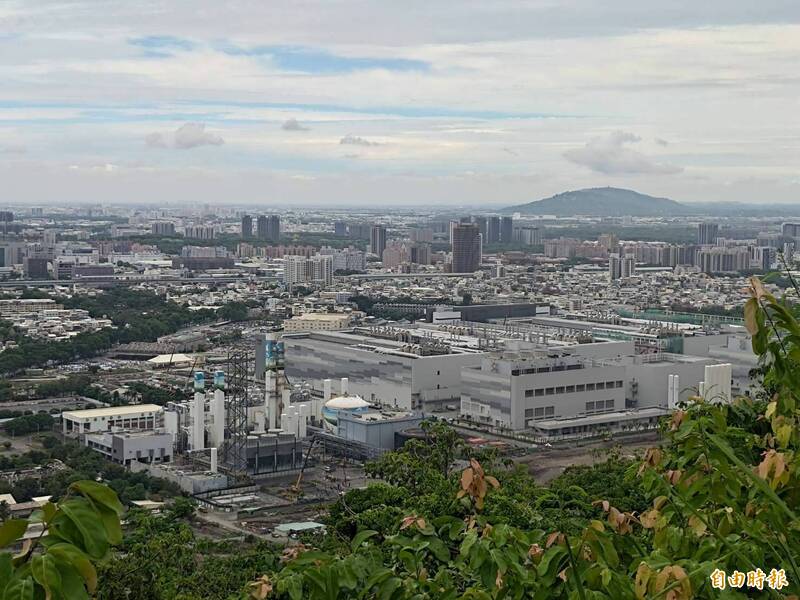 半屏山上可清楚觀賞台積電高雄廠區(圖中央灰色廠房)。(記者王榮祥攝) 半屏山上可清楚觀賞台積電高雄廠區(圖中央灰色廠房)。(記者王榮祥攝)