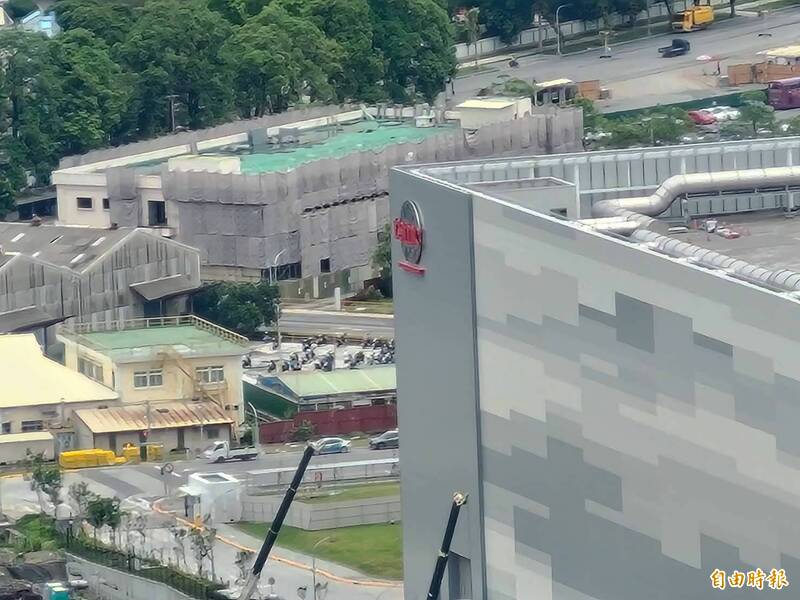 在半屏山上透過鏡頭可清楚看見台積電LOGO。(記者王榮祥攝) 在半屏山上透過鏡頭可清楚看見台積電LOGO。(記者王榮祥攝)