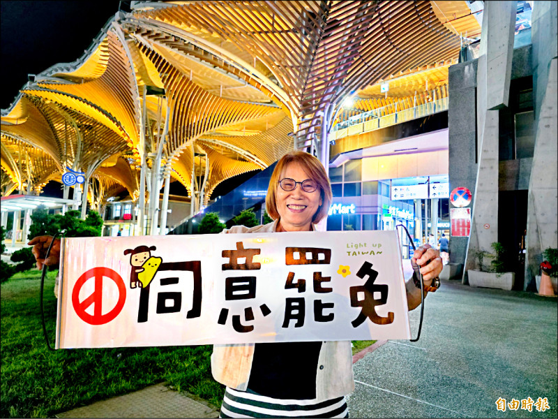 75歲的流行病學專家何美鄉力挺大罷免,上下班時間排班站街頭舉同意罷免牌,一站就2小時不喊累。(記者花孟璟攝) 75歲的流行病學專家何美鄉力挺大罷免,上下班時間排班站街頭舉同意罷免牌,一站就2小時不喊累。(記者花孟璟攝)