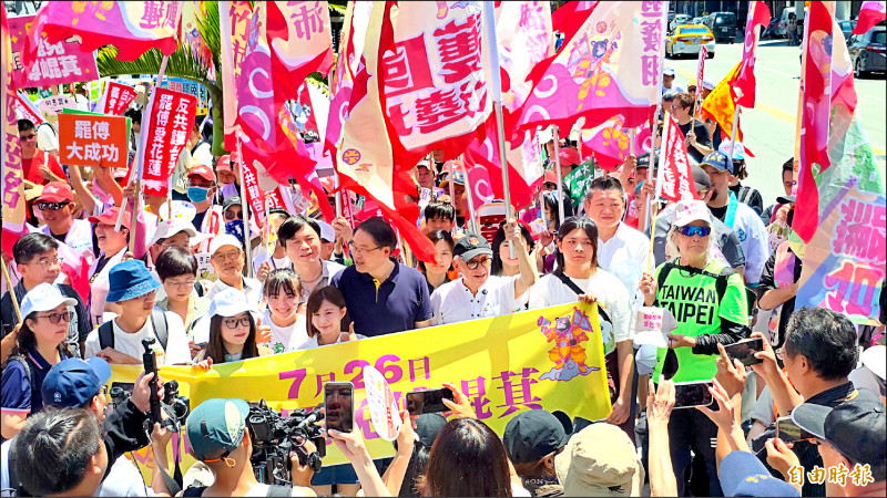 護國大遶境昨於花蓮誓師出發、展開順時針環島,呼籲民眾7月26日出來投下罷免同意票。(記者花孟璟攝) 護國大遶境昨於花蓮誓師出發、展開順時針環島,呼籲民眾7月26日出來投下罷免同意票。(記者花孟璟攝)