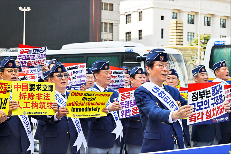 南韓退伍軍人協會成員四月在首爾的中國大使館外示威，要求中國拆除在黃海「暫定措施水域」設置的鋼構物。（歐新社檔案照）