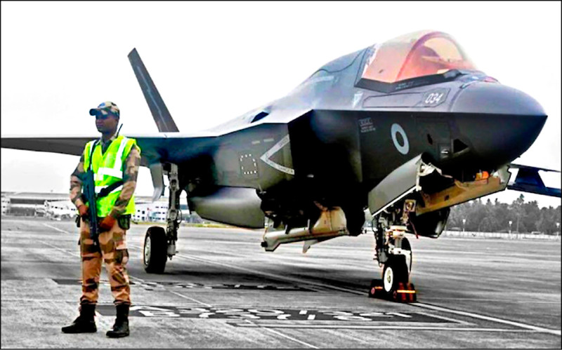 英國一架F-35戰機6月14日例行演練時故障,迫降印度克勒拉邦機場,滯留3週仍無法修復。(圖取自X) 英國一架F-35戰機6月14日例行演練時故障,迫降印度克勒拉邦機場,滯留3週仍無法修復。(圖取自X)