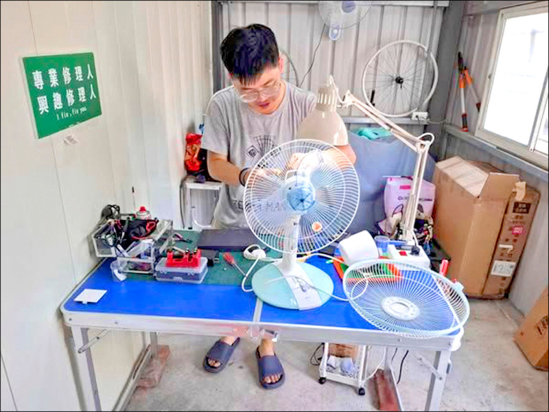 彰化縣鹿港鎮有個不定期開放的「鹿邊修習站」,站長杜佳韋不收小家電維修工資,用一個當地故事來交換。(杜佳韋提供) 彰化縣鹿港鎮有個不定期開放的「鹿邊修習站」,站長杜佳韋不收小家電維修工資,用一個當地故事來交換。(杜佳韋提供)