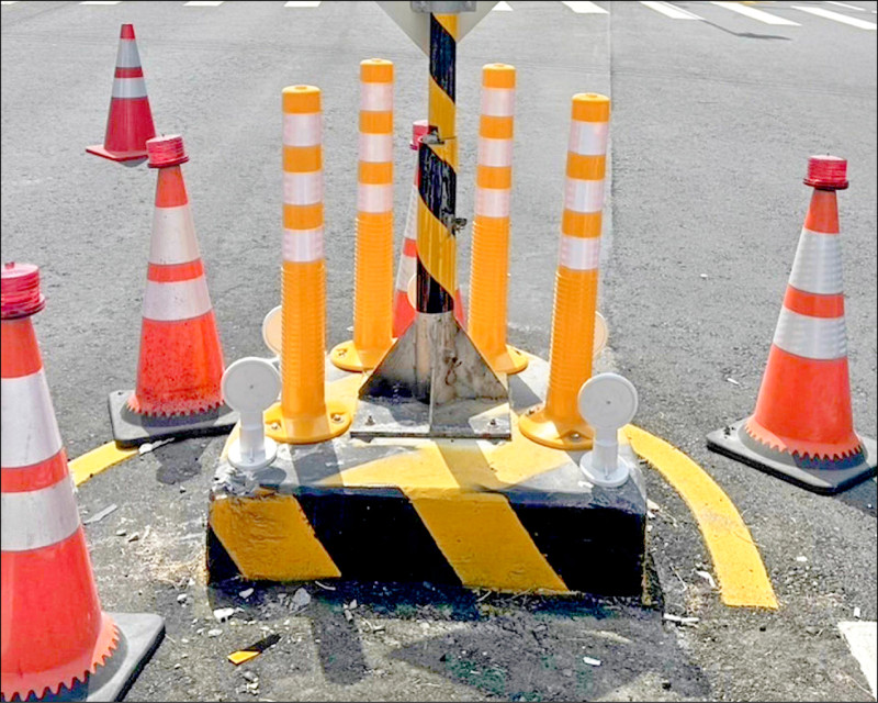 彰市彰南路十五座路口庇護島,每處都加裝四支反光桿,高度增二倍,避免再被撞。(彰化工務段提供) 彰市彰南路十五座路口庇護島,每處都加裝四支反光桿,高度增二倍,避免再被撞。(彰化工務段提供)
