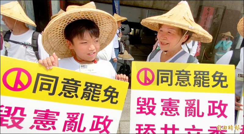 人民作主志工團至台中三罷區行腳,小五林姓學童(左)由阿嬤(右)陪同參加。(記者黃旭磊攝) 人民作主志工團至台中三罷區行腳,小五林姓學童(左)由阿嬤(右)陪同參加。(記者黃旭磊攝)