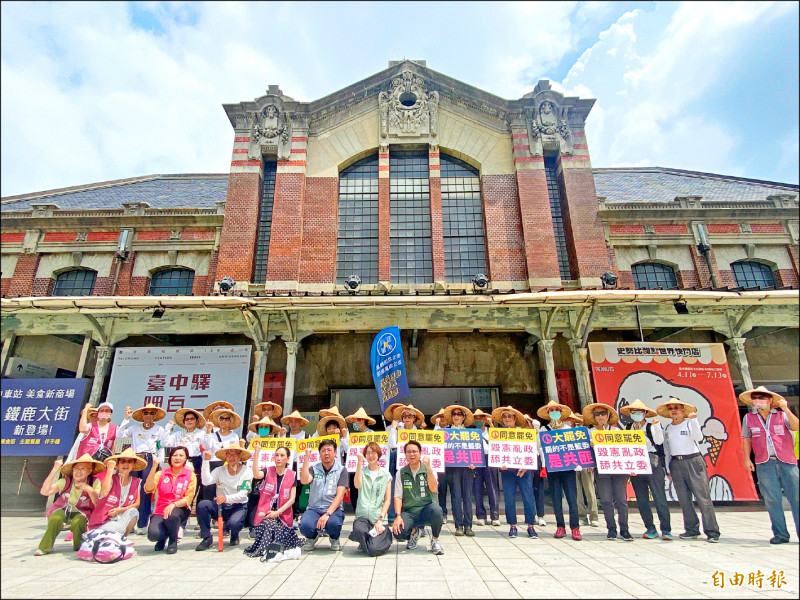 人民作主志工團行前,高呼「同意罷免毀憲亂政舔共立委」。
(記者黃旭磊攝) 人民作主志工團行前,高呼「同意罷免毀憲亂政舔共立委」。
(記者黃旭磊攝)