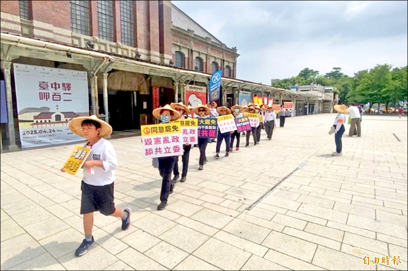 人民作主志工團至台中三罷區行腳。(記者黃旭磊攝) 人民作主志工團至台中三罷區行腳。(記者黃旭磊攝)