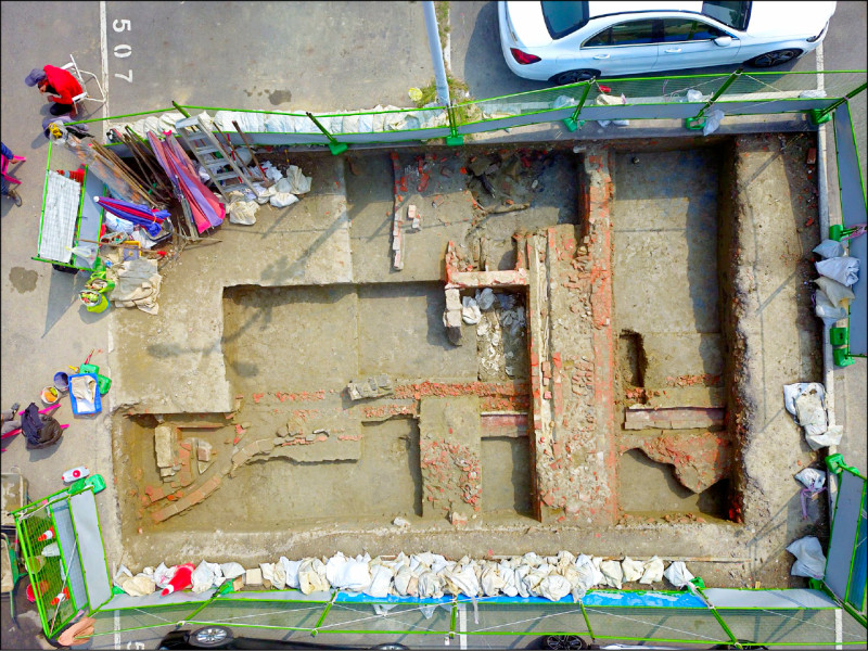 「濟生醫院」舊址基地,進行文資考古試掘情形,目前已先回填。(南市交通局提供) 「濟生醫院」舊址基地,進行文資考古試掘情形,目前已先回填。(南市交通局提供)