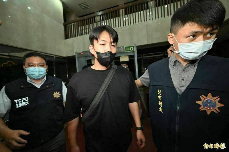 涉嫌在網路轉發參與京華城案的檢察官肖像和全名的男子戴瑞甯,北院今天凌晨裁定羈押禁見。(資料照) 涉嫌在網路轉發參與京華城案的檢察官肖像和全名的男子戴瑞甯,北院今天凌晨裁定羈押禁見。(資料照)