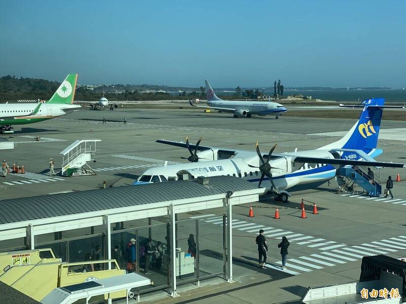 立榮航空、華信航空宣布，明天（6日）國內線航班全數取消。（資料照）